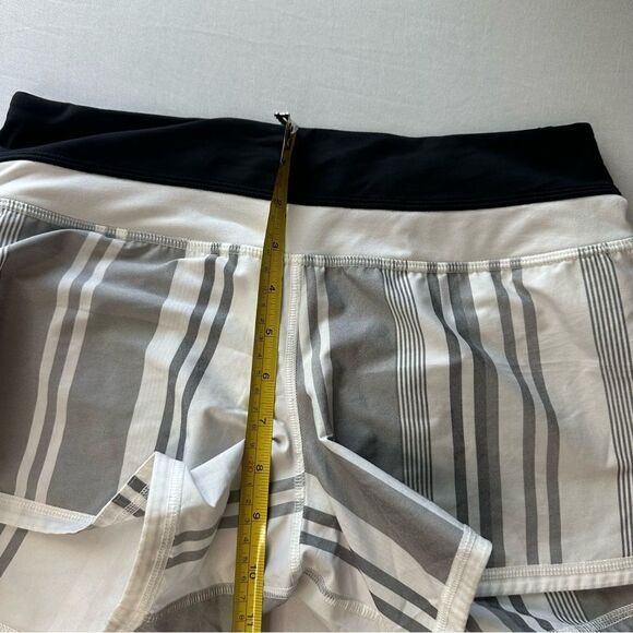 Lululemon Groovy Run Shorts Groovy Stripe Nimbus White Black Grey Size 4 - Picture 8 of 10